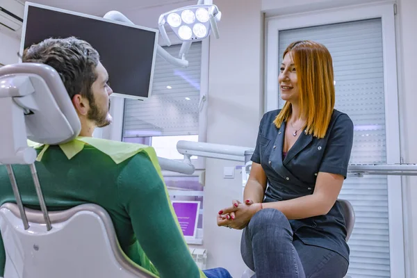 Dentista Feminina Conversando Com Paciente Consultório Odontológico — Fotografia de Stock