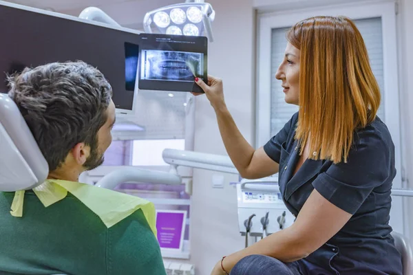 Dentista Mostrando Detalhes Raio Para Paciente — Fotografia de Stock