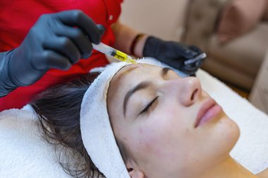 Yordam Mezoterapi kadının yüzünde yapmadan Doktor güzellik uzmanı