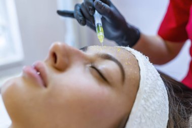 Yordam Mezoterapi kadının yüzünde yapmadan Doktor güzellik uzmanı