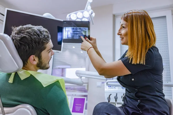 Dentysta Pokazujące Szczegóły Ray Pacjenta — Zdjęcie stockowe