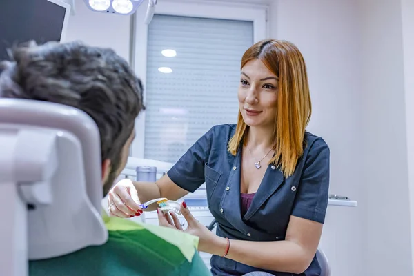 Dentista Mostrando Higiene Dentária Para Paciente — Fotografia de Stock