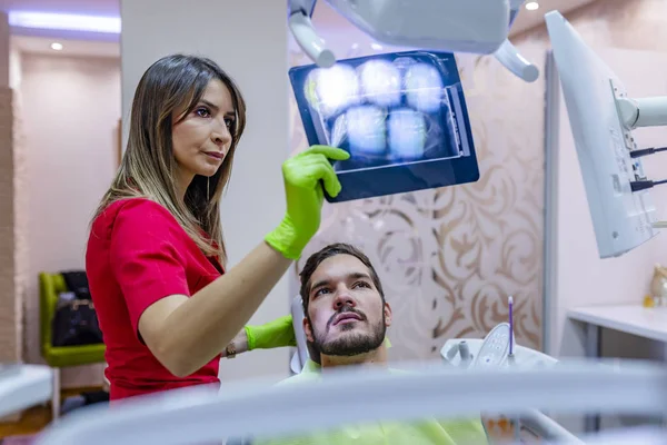 Dentista Mostrando Detalhes Raio Para Paciente — Fotografia de Stock