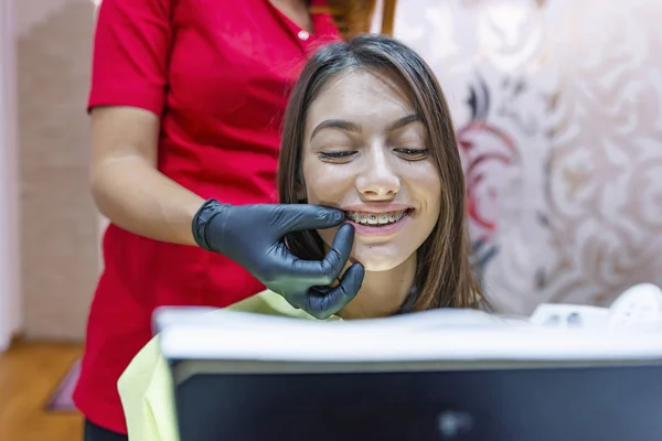 Dentysta Sprawdzanie Szelki Kobiece Pacjenta Gabinecie Stomatologicznym — Zdjęcie stockowe