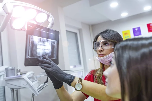 Dentista Mostrando Radiografia Dente Paciente Consultório Odontológico — Fotografia de Stock