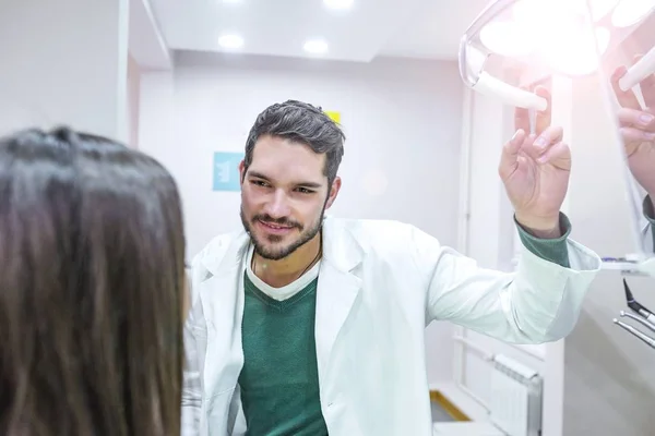 Portrét Zubař Hospodářství Světlo Lampy Nad Pacientem Zubní Klinice — Stock fotografie