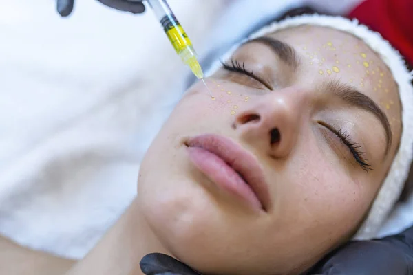 医生美容师做手术的介格治疗妇女的脸 — 图库照片