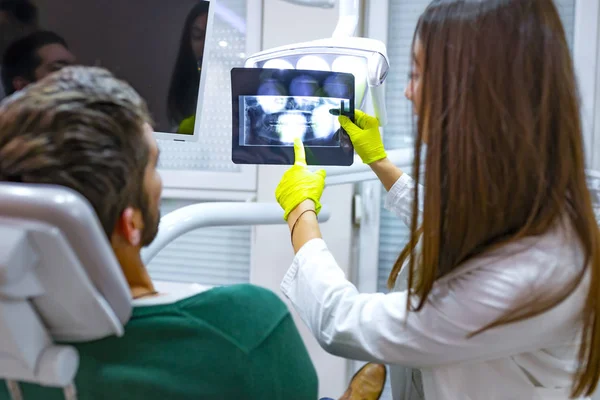 Dentista Feminina Mostrando Paciente Radiografia Consultório Odontológico — Fotografia de Stock