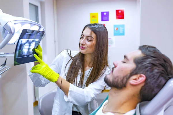 Dentista Feminina Mostrando Paciente Radiografia Consultório Odontológico — Fotografia de Stock