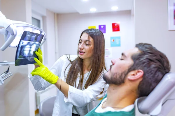 Dentista Feminina Mostrando Paciente Radiografia Consultório Odontológico — Fotografia de Stock