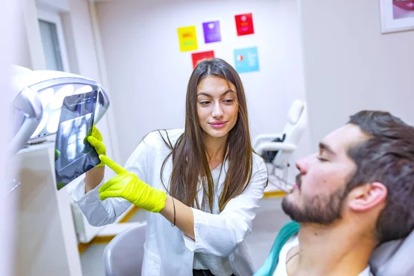 Dentista Feminina Mostrando Paciente Radiografia Consultório Odontológico — Fotografia de Stock