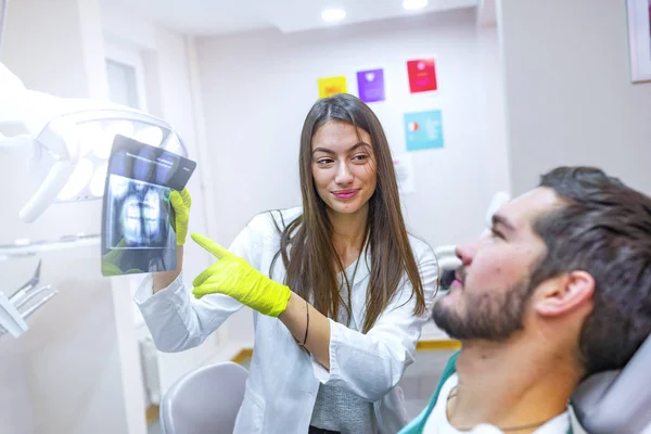 Kobieta Dentysty Wyświetlono Zdjęcie Rentgenowskie Pacjenta Gabinecie Stomatologicznym — Zdjęcie stockowe
