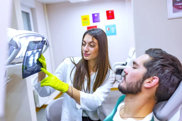 Dentista Feminina Mostrando Paciente Radiografia Consultório Odontológico — Fotografia de Stock