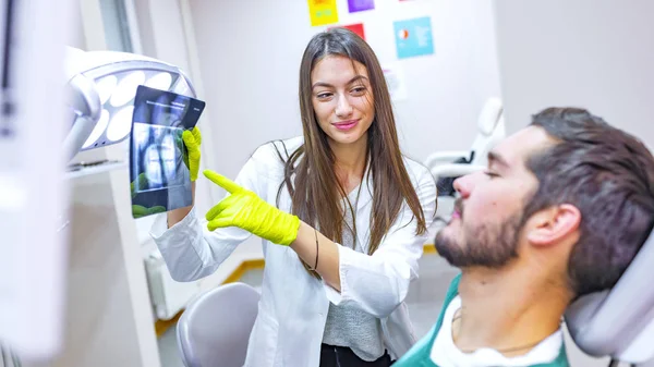 Dentista Feminina Mostrando Paciente Radiografia Consultório Odontológico — Fotografia de Stock