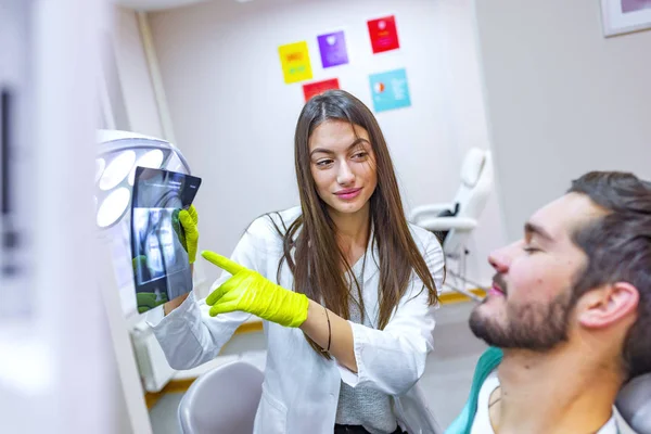 Dentista Feminina Mostrando Paciente Radiografia Consultório Odontológico — Fotografia de Stock