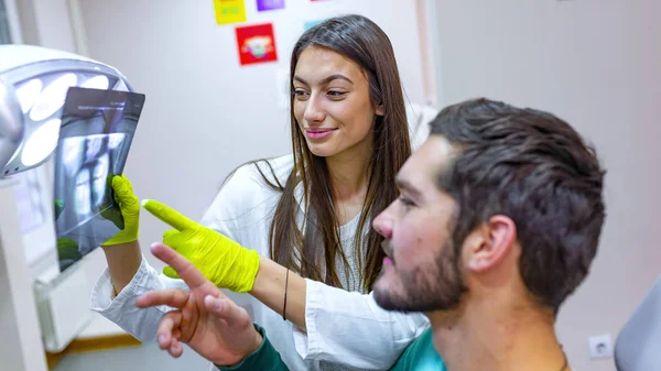 Női Fogorvos Fogászati Röntgen Beteg Kép Mutatja — Stock Fotó