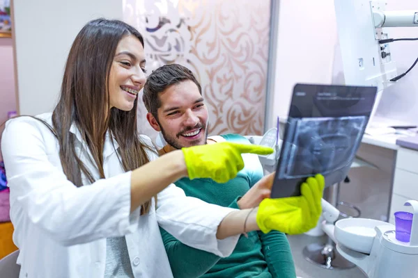 Dentista Feminina Mostrando Paciente Radiografia Consultório Odontológico — Fotografia de Stock