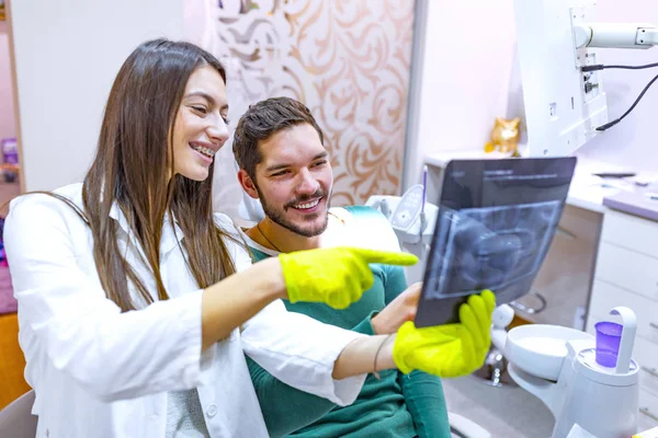 Dentista Feminina Mostrando Paciente Radiografia Consultório Odontológico — Fotografia de Stock