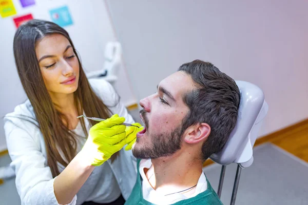 Dentista Feminina Que Trabalha Com Paciente Sexo Masculino — Fotografia de Stock
