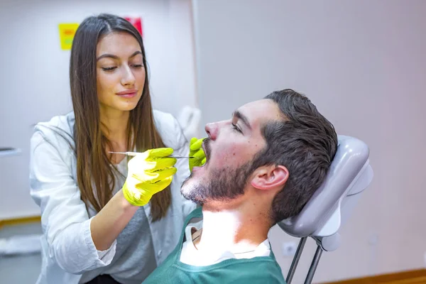 Kobieta Dentysty Pracy Pacjenta — Zdjęcie stockowe