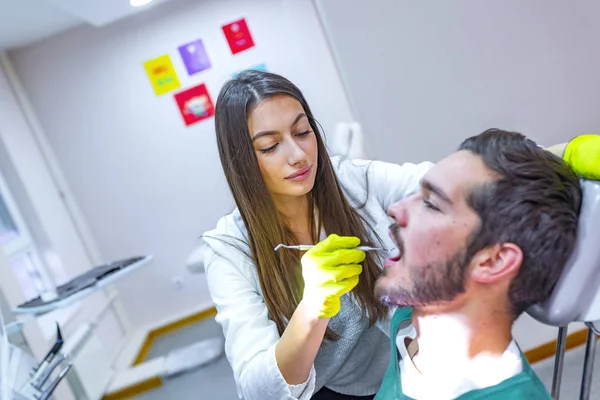 Női Férfi Beteg Dolgozó Fogorvos — Stock Fotó