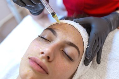 Genç kadın Mezoterapi spa salonda alma