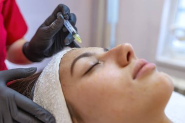 Genç kadın Mezoterapi spa salonda alma