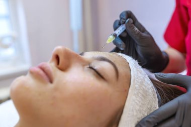 Genç kadın Mezoterapi spa salonda alma