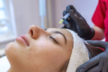 Genç kadın Mezoterapi spa salonda alma