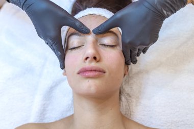 spa salon Başlarken yüz tedavi içinde kadın kapatmak