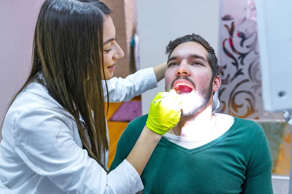 Dentista Feminina Que Trabalha Com Paciente Sexo Masculino — Fotografia de Stock