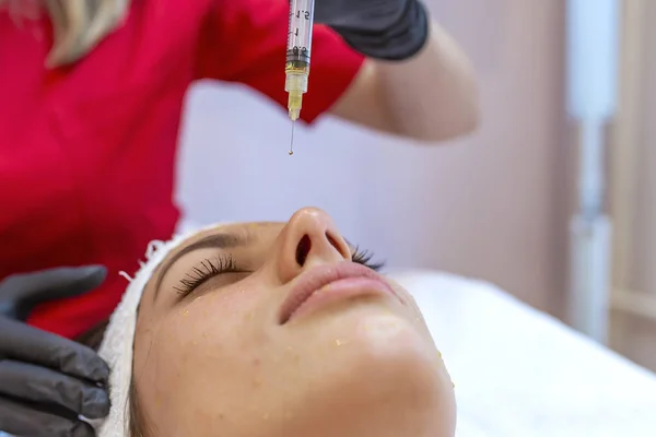 Jonge Vrouw Krijgen Mesotherapie Spa Salon — Stockfoto