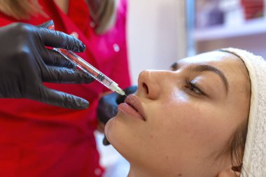 Dudak dolgu enjeksiyon prosedürü yakın çekim  