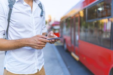 Şehir sokak akıllı telefon kullanan adam, yakın çekim