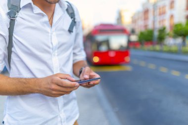 Şehir sokak akıllı telefon kullanan adam, yakın çekim