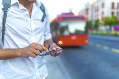 Şehir sokak akıllı telefon kullanan adam, yakın çekim