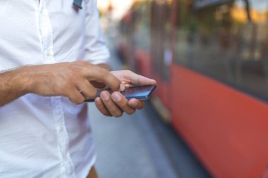 Şehir sokak akıllı telefon kullanan adam, yakın çekim