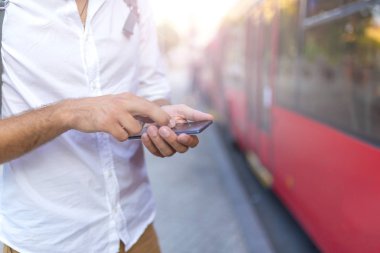 Şehir sokak akıllı telefon kullanan adam, yakın çekim