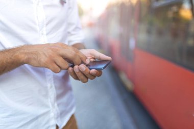Şehir sokak akıllı telefon kullanan adam, yakın çekim