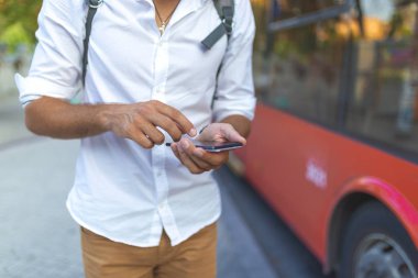 Şehir sokak akıllı telefon kullanan adam, yakın çekim