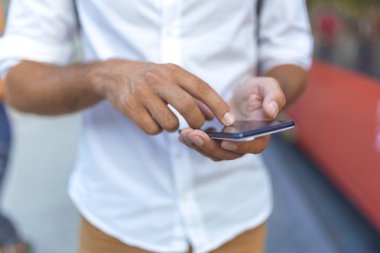 Şehir sokak akıllı telefon kullanan adam, yakın çekim