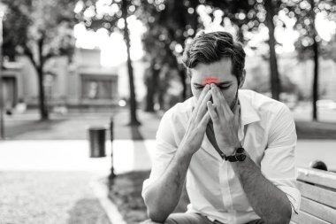 Şehir Parkı genç adam duygu baş ağrısı portresi