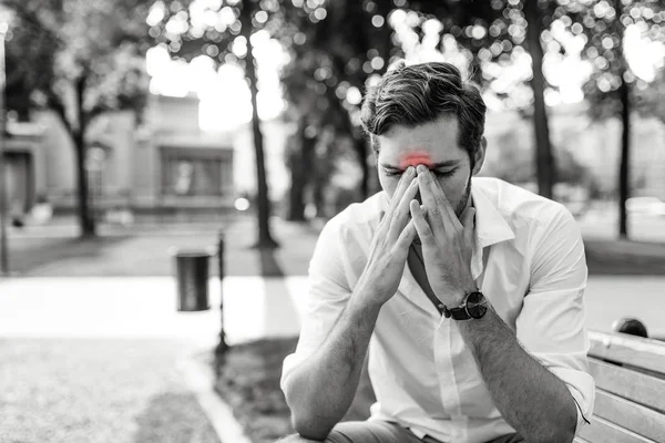 Portrait Jeune Homme Qui Mal Tête Dans Parc Urbain — Photo