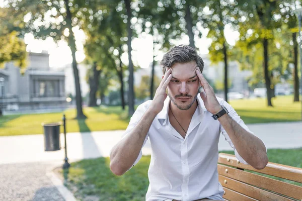 Portrait Jeune Homme Qui Mal Tête Dans Parc Urbain — Photo