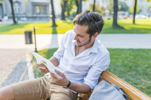 Genç Adam Okuma Kitabı Şehir Parkı — Stok fotoğraf