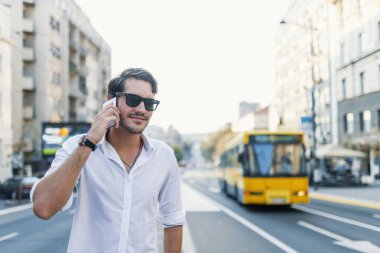 Kentsel Sokağı'nda smartphone kullanan adam portresi