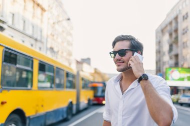 Kentsel Sokağı'nda smartphone kullanan adam portresi