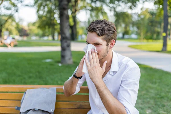 Mannen Med Näsduk Nyser Man Förstoppad Med Näsduk Sjuklig Man — Stockfoto