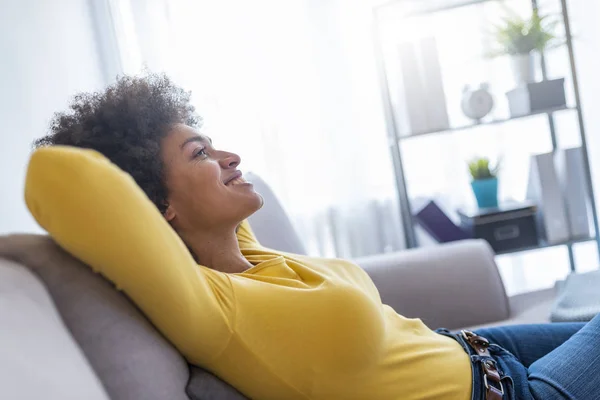 Porträt Einer Entspannten Jungen Frau Die Hause Auf Dem Sofa — Stockfoto