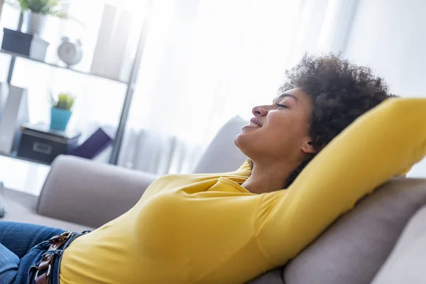 Porträt Einer Entspannten Jungen Frau Die Hause Auf Dem Sofa — Stockfoto